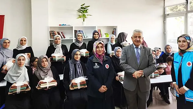 Adıyaman'da Manevi Bir Buluşma: 'Hediyem Kur'an Olsun' Projesiyle Kursiyerlere Kur'an-ı Kerim Hediye Edildi