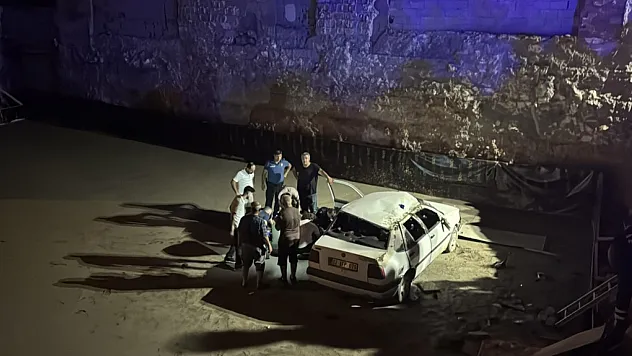 Adıyaman'da Otomobil İnşaat Temeline Devrildi: 3'ü Ağır 4 Yaralı