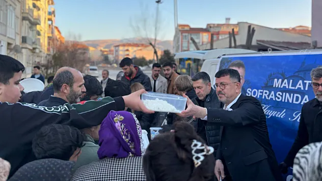 Ağbaba Kepçeyi Eline Aldı: Hidayet Mahallesi'nde İftar Kuyruğu!