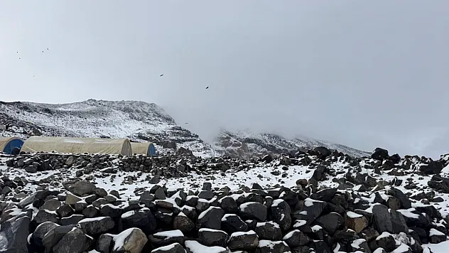 Ağrı Dağı'nda Eylülde Mevsimin İlk Karı Yağdı! Zirveler Beyaza Büründü