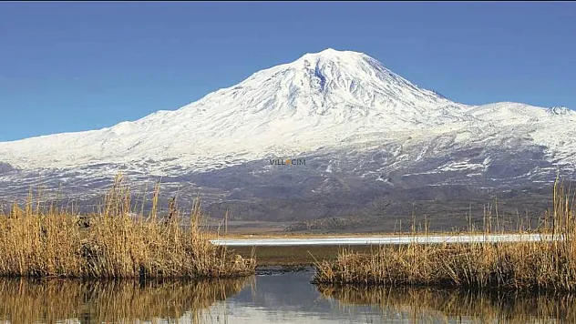 Ağrı Dağı'nda Sıcak Hava Etkisi: Kayalar Peş Peşe Düştü