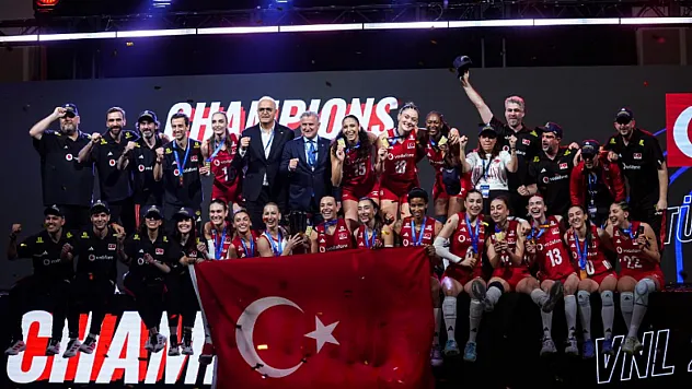 Altın Kızlar İstanbul'da Bayraklar Ve Marşlarla Karşılandı!