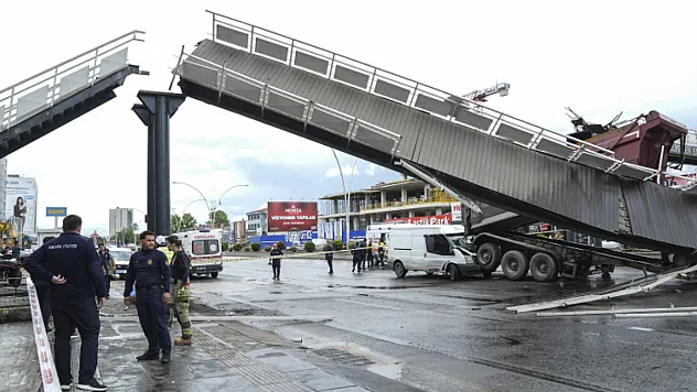 Ankara'da Damperi Açık İlerleyen Kamyon Üst Geçidi Yıktı
