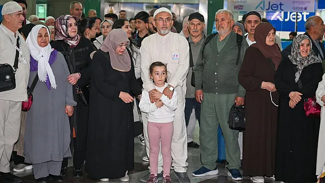 Ankara'da Hac Heyecanı Başladı! İlk Kafile Gözyaşları ve Dualarla Uğurlandı
