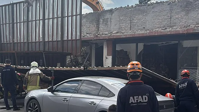 Ankara Ulus'ta Hareketli Dakikalar! Yıkım Devam Eden Binanın Duvarı Çöktü