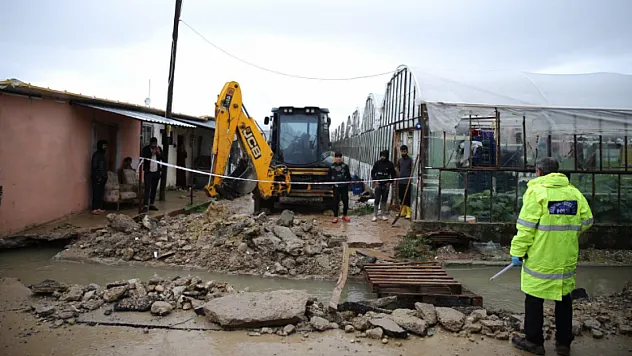 Antalya'da Menfeze Düşen Çocuk Kurtarılamadı!