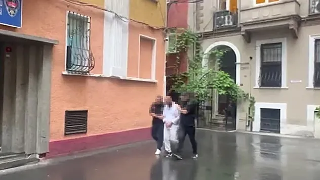 Araç içinde uyuyan şoförün telefonu çaldı!