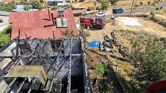 Arapgir'de ev alev alev yandı