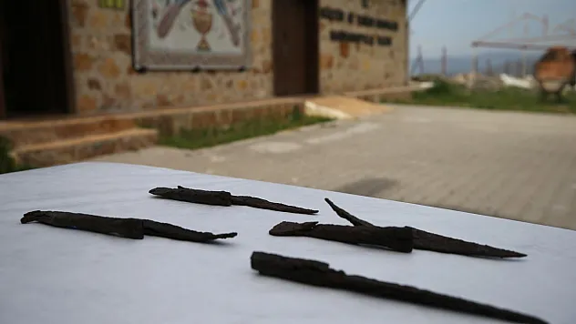 Arkeologlar Şaşkın! 250 Parçayı Birleştirdiler, Altından Tarihi Mutfak Takımı Çıktı