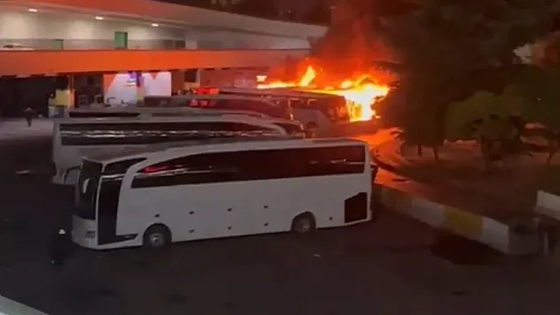 AŞTİ'de Korku Dolu Gece: Park Halindeki Yolcu Otobüsü Alev Alev Yandı