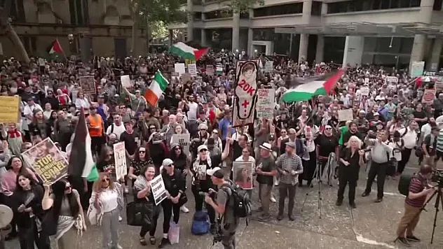 Avustralya'da Herzog Ziyaretine Binlerce Kişiden Protesto