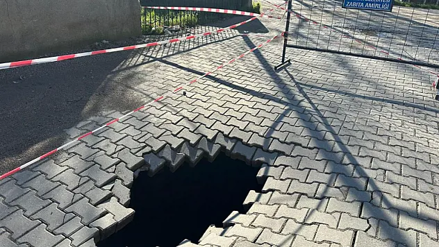 Ayvacık'ta Sokak Ortasında 2 Metrelik Çukur Oluştu!