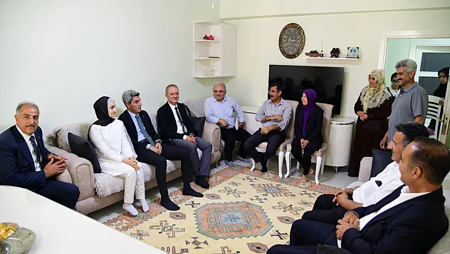 Azmi Engel Tanımadı! Karnesini İl Müdürü Bakır Takdim Etti