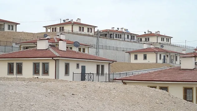 Bahri'de Mum Işığında Hayat! Elektrik Ne Zaman Bağlanacak?