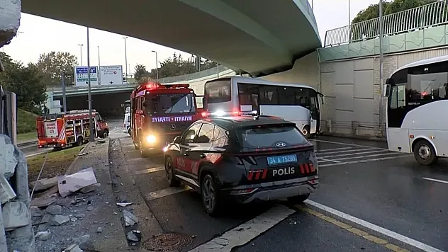 Bakırköy'de Çevik Kuvvet Aracı Kaza Yaptı: Üst Geçide Çarpan Polis Aracında Korku Dolu Anlar
