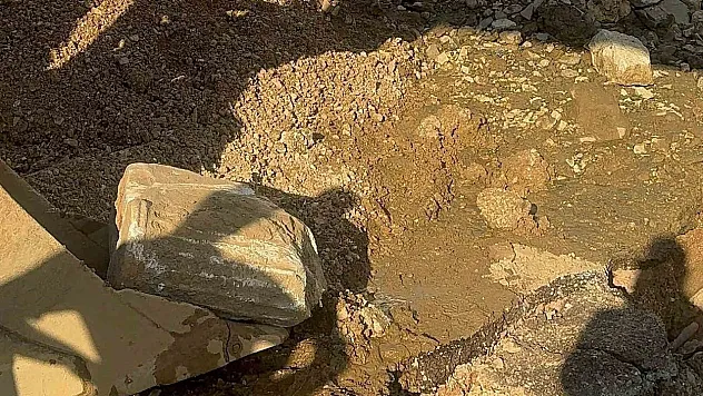 Balıkesir Erdek'te Şaşırtan Keşif: Altyapı Çalışmasında Bin Yıllık Bizans Sütunları Ortaya Çıktı