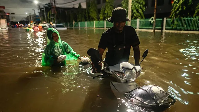 Bangkok Sular Altında! Binlerce Kişi Tahliye Edildi