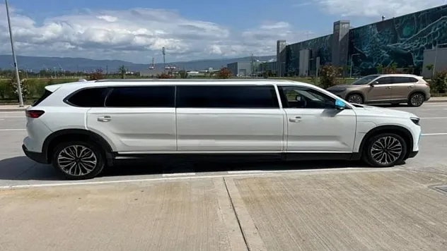 Başlık: Cumhurbaşkanı Erdoğan, Altay Tankı Teslimatına Özel Tasarım Uzun Şaseli Togg ile Geldi: Sosyal Medyada Gündem OldU