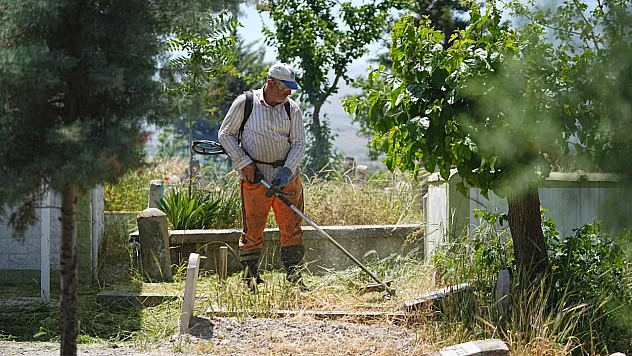 Battalgazi'de mezarlıklarda bayram temizliği
