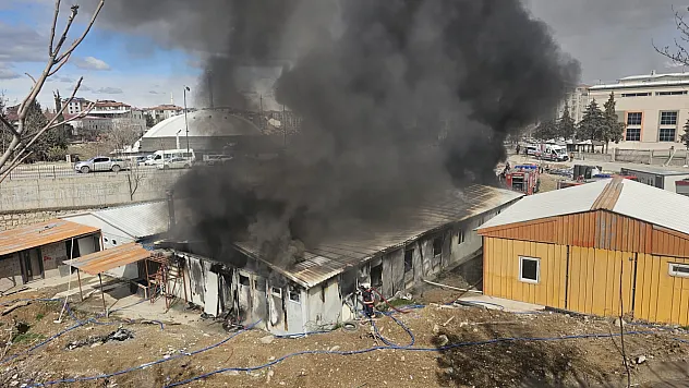 Battalgazi'de Bulunan Rezerv Alanda Konteyner Yangını!