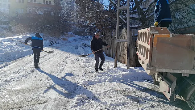 Battalgazi'de Buzlanmaya Karşı Tuzlama Çalışmaları Sürüyor