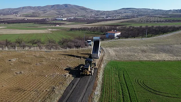 Battalgazi'de Kırsal Yollar Güçleniyor! Yenice Mahallesi'nde Zemin İyileştirme Mesaisi