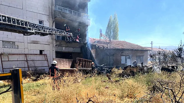 Battalgazi'de Yangın: Bir Ev ve Tarım Aracı Zarar Gördü