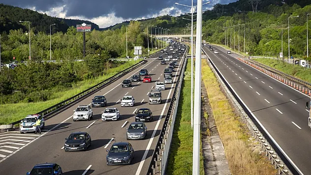 Bayram Dönüşü Trafiği Kilitlendi! Otoyollarda Araç Kuyrukları Uzadı