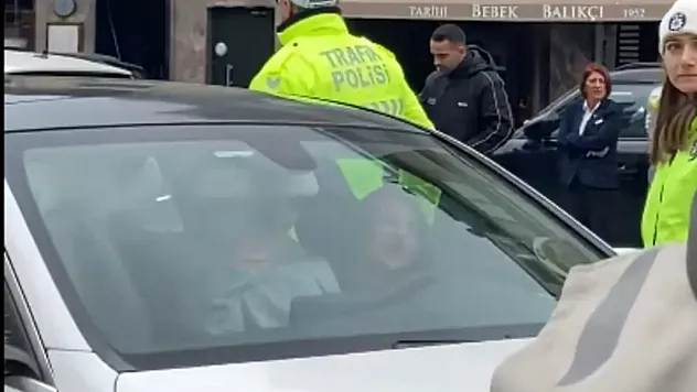 Bebek Sahili'nde Trafik Değil Akıl Durdu! Araç Kuyruğunda Önce Dans Şovu, Sonra Polise Tekmeli Saldırı