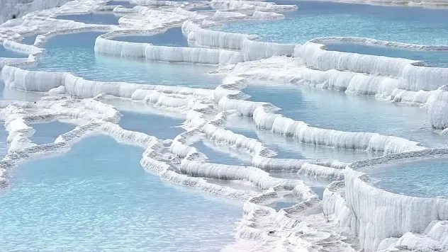 Beyaz Cennet Pamukkale Tehlike Altında: Travertenlerde Kararma Riski Büyüyor