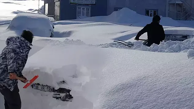 Bitlis Kar Altında Kaldı! Vatandaşlar Araçlarını Bulmak İçin Mücadele Ediyor