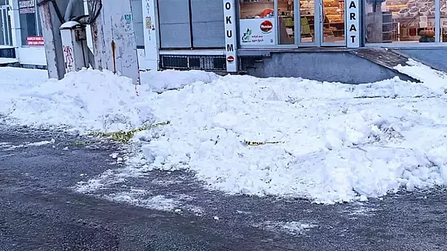 Bitlis Tatvan İlçesinde Çatıdan Düşen Kar ve Buz Kütlesi Genç Bir Kadının Ölümüne Yol Açtı