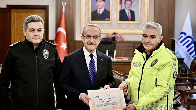 Botunu Çıkardı, Çorabını Verdi: Malatyalı Polisin Vicdanına TFF'den Madalya