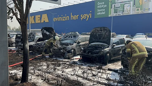 Bursa'da AVM Otoparkında Korkutan Yangın: 6 Araç Küle Döndü