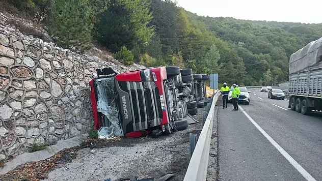 Bursa'da Feci Kaza! Hayvan Yemi Yüklü TIR Devrildi: 2 Kişi Ağır Yaralandı