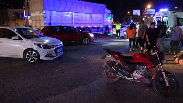 Çevre Yolu İstasyon Kavşağı'nda Otomobil ile Motosiklet Çarpıştı