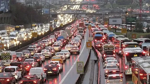 İstanbul'da Sağanak Yağmur Trafiği Felç Etti: Uzmanlardan Peş Peşe Uyarı!