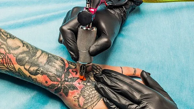 Çocuklarda Dövme ve Piercing Tehlikesi Büyüyor: Uzmanlardan Ailelere Ciddi Uyarı