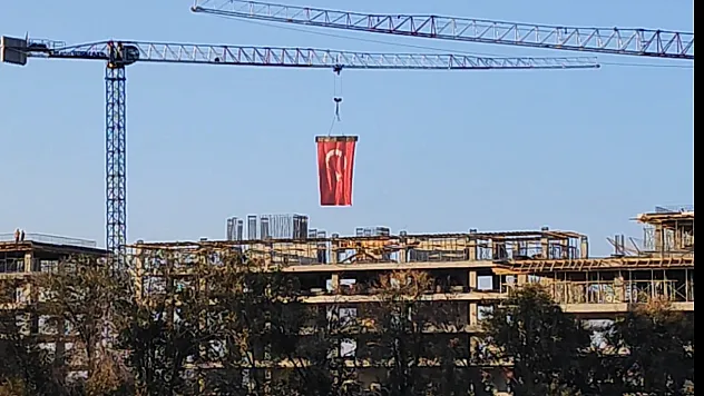 Cumhuriyet'in 102. Yılına Vinç Operatöründen Anlamlı Kutlama
