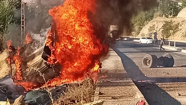 Darende'de feci kaza: Tır dere yatağına yuvarlandı, alev alev yandı