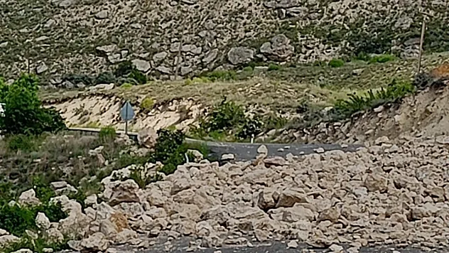 Darende'de heyelan riski nedeniyle yol ulaşıma kapatıldı