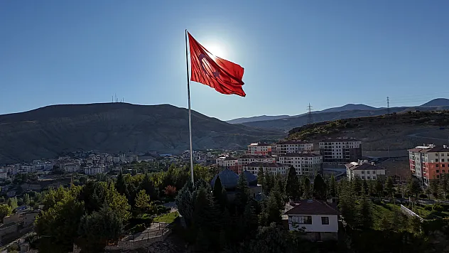 Darende'de Şanlı Bayrak 50 Metreden Dalgalanıyor
