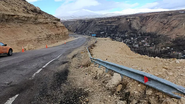 Darende-Elbistan Karayolunda Yol Yarılmaya Başladı!