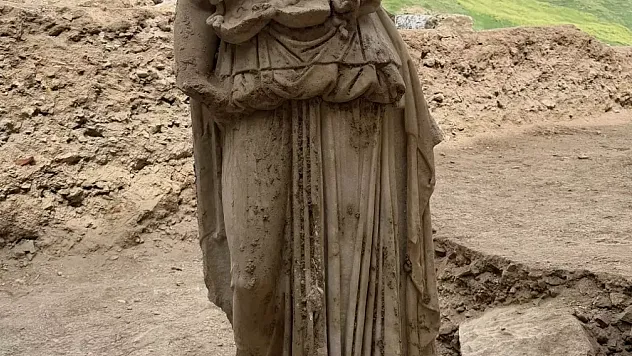 Denizli'de Toprağın Altından İhtişam Çıktı!  2 Metrelik Mermer Athena Heykeli Bulundu!
