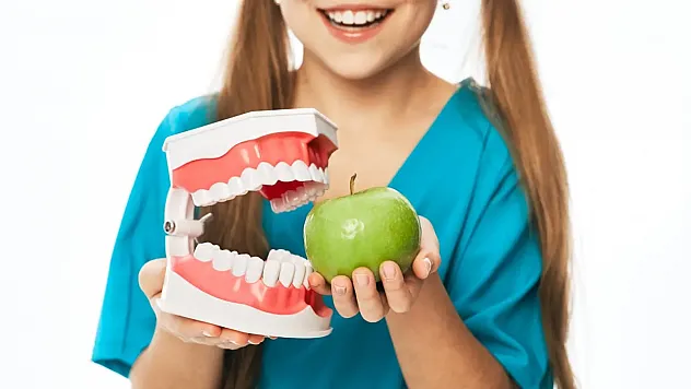 Diş Sağlığını Tehdit Eden Gizli Tehlike: Şeker Değil, Sofradaki Diğer Gıdalar da Sorumlu Olabilir