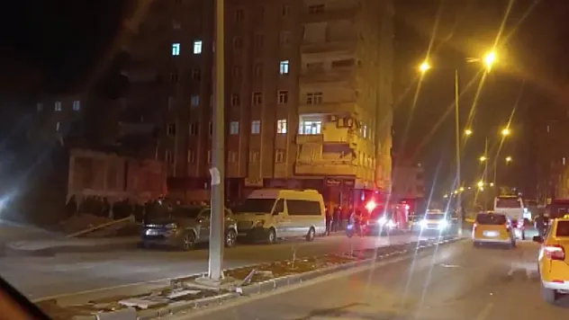 Diyarbakır'da Korkutan Sesler: 8 Katlı Apartman Acil Tahliye Edildi!