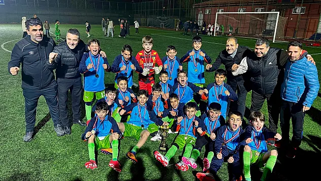 Doğanşehir Belediyespor U12 Takımı Şampiyonluk Kupasını Kaldırdı