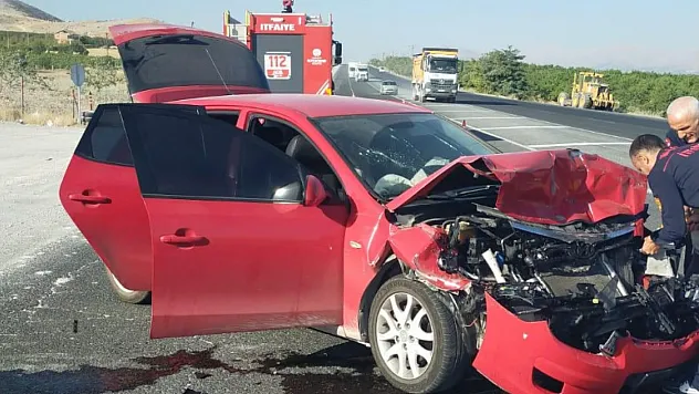 Doğanşehir'de Araba Tıra Arkadan Çarptı: 4 Yaralı