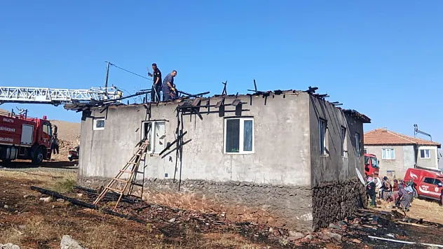 Doğanşehir'de Çatı Yangını Paniğe Neden Oldu