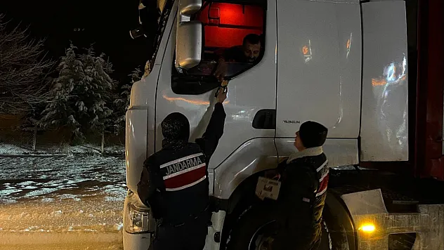 Doğanşehir'de Kar Engeli Jandarmadan Sıcak Yardım